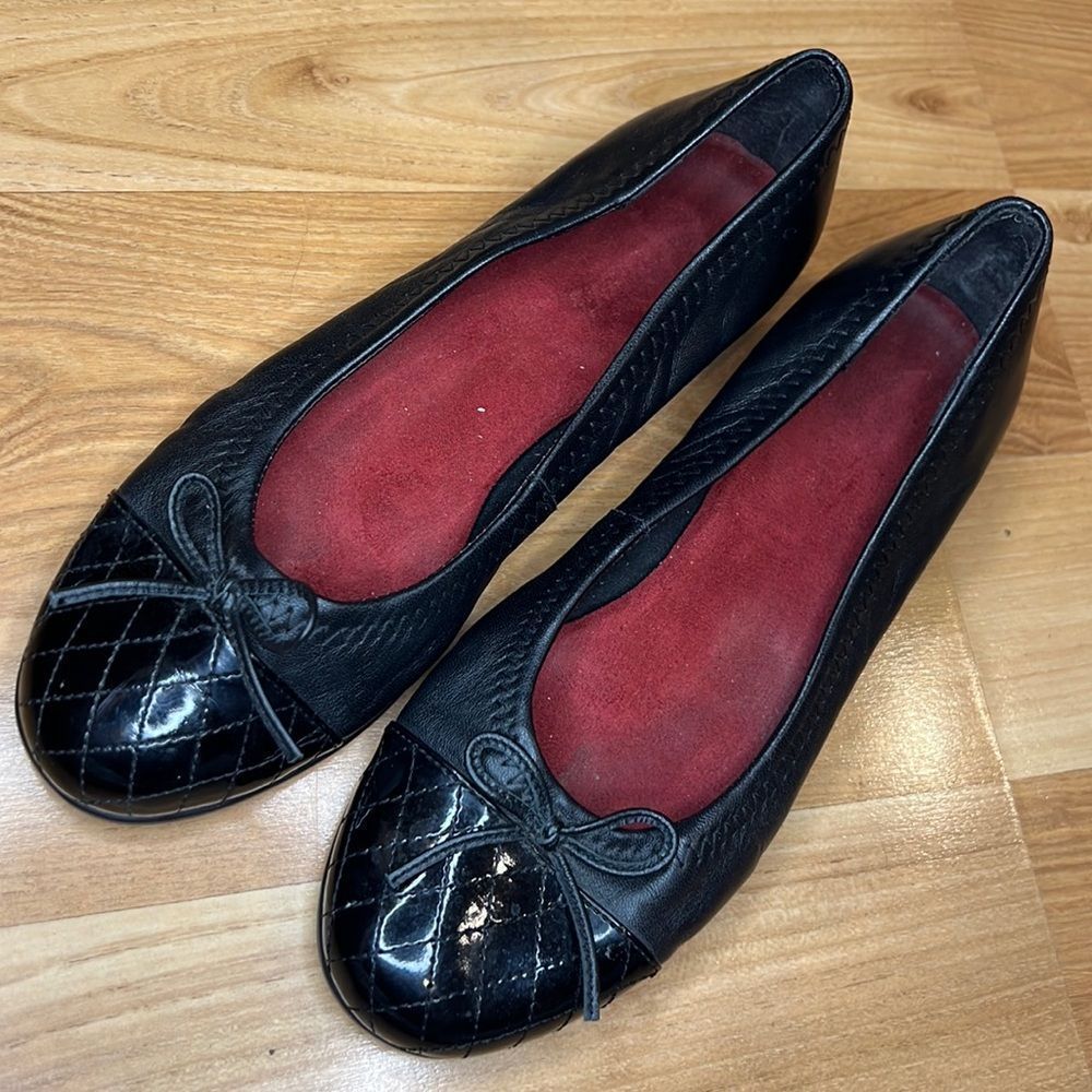 AEROSOLES Black Quilted Toe Leather Ballet Flats with Red Insole